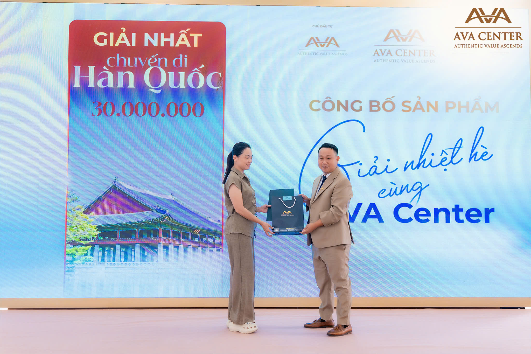 Khách hàng nhận giải trong sự kiện công bố sản phẩm AVA Center