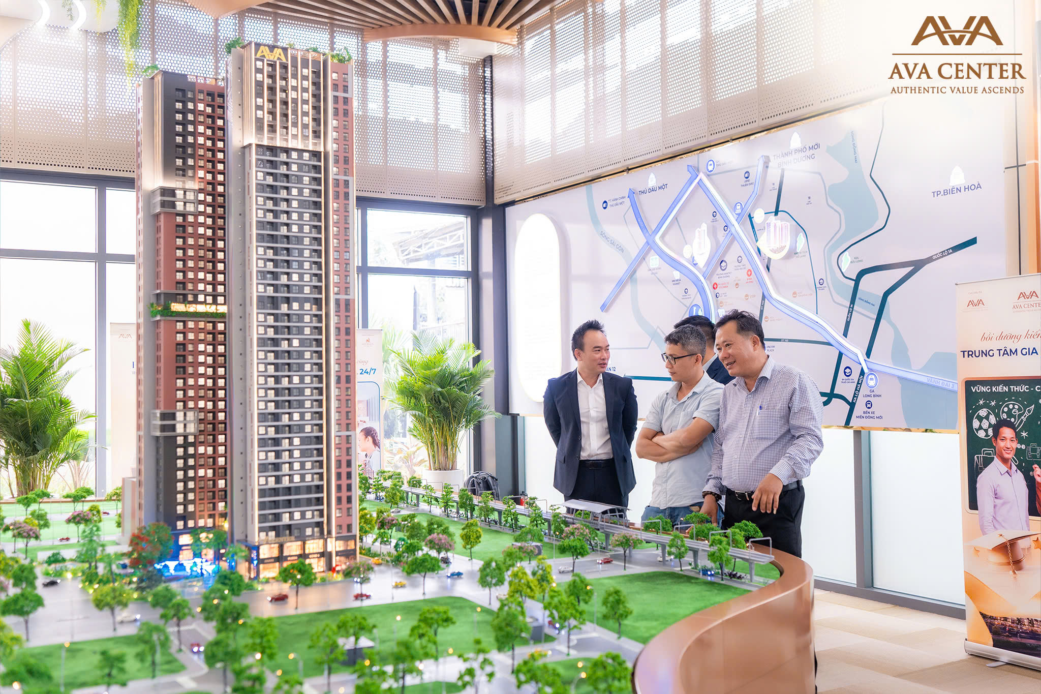 Khách tham dự trực tiếp khám phá sa bàn tổng thể và vị trí chiến lược của AVA Center